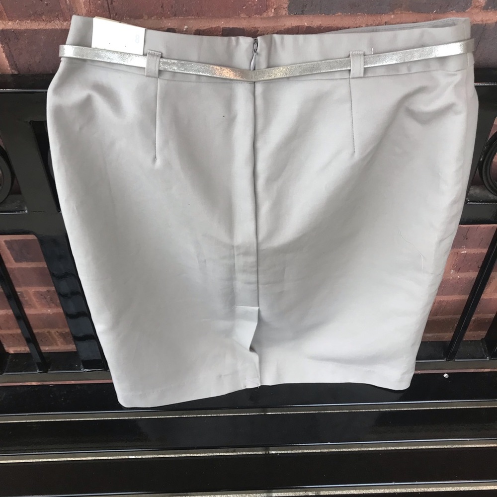 Women’s size 8 khaki skirt * NEW WITH TAGS*